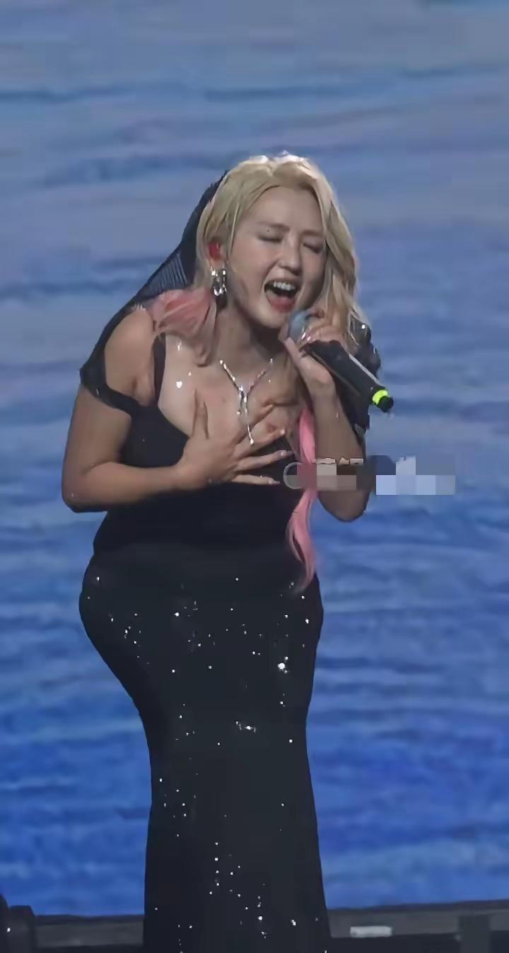 最近刷到好多何洁演唱会的视频，只能说真是“惨不忍睹”。没有后期修音，唱功瑕疵暴露