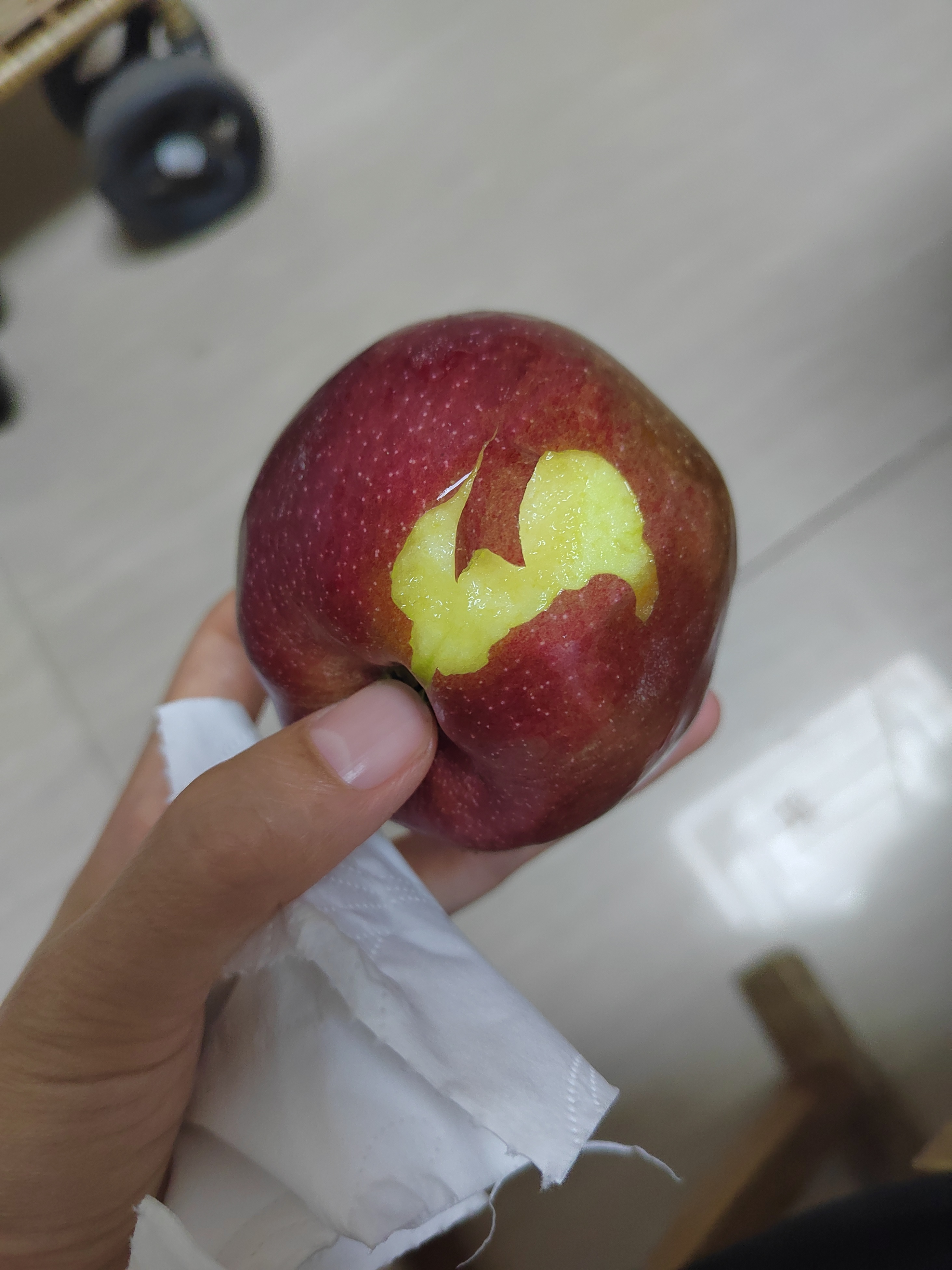 看娃真是容不得半点马虎桌子上放有🍎我腿夹着+一手扶着娃沿着桌子站着另一只手拿手