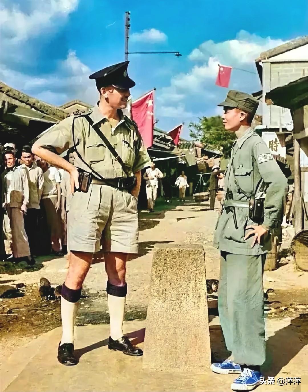 这张照片拍摄于1949年10月，地点是深圳沙头角中英街的三号界碑前。
 
画面中