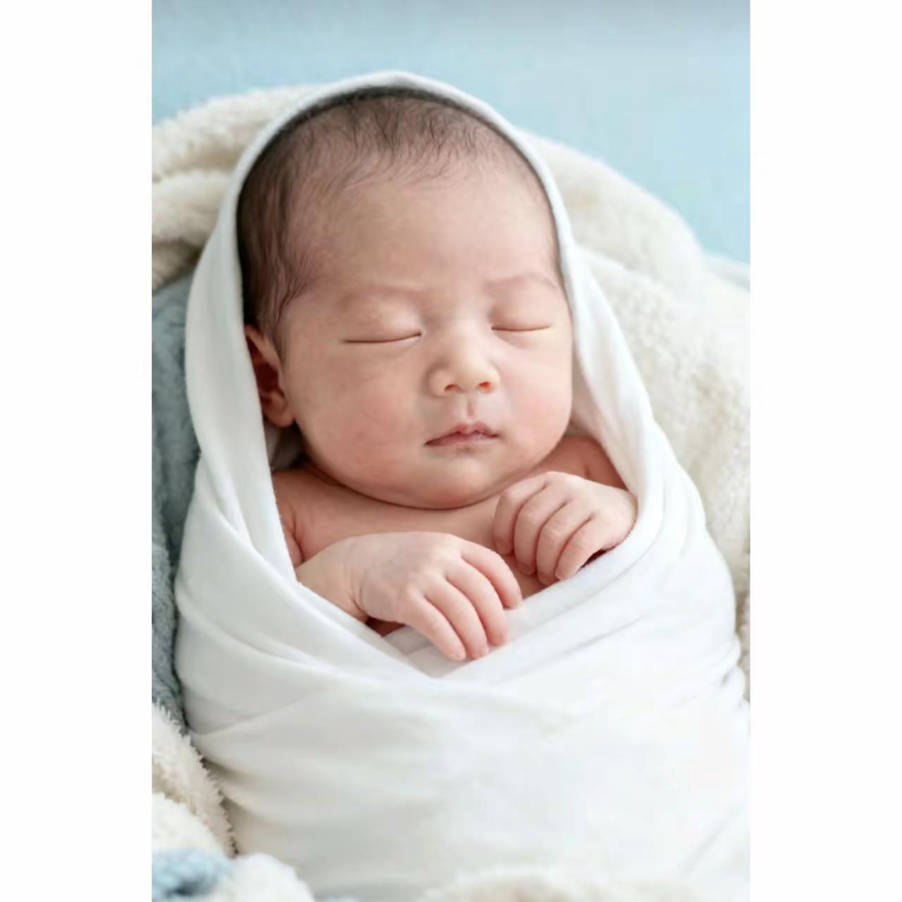 1月21日，青岛市儿童福利院门口，一名仅出生5天的男婴被人发现。孩子被裹在柔软的