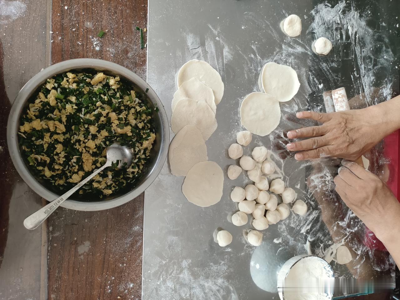 家常三鲜水饺制作中，干净卫生，美味可口！[福][福][福]