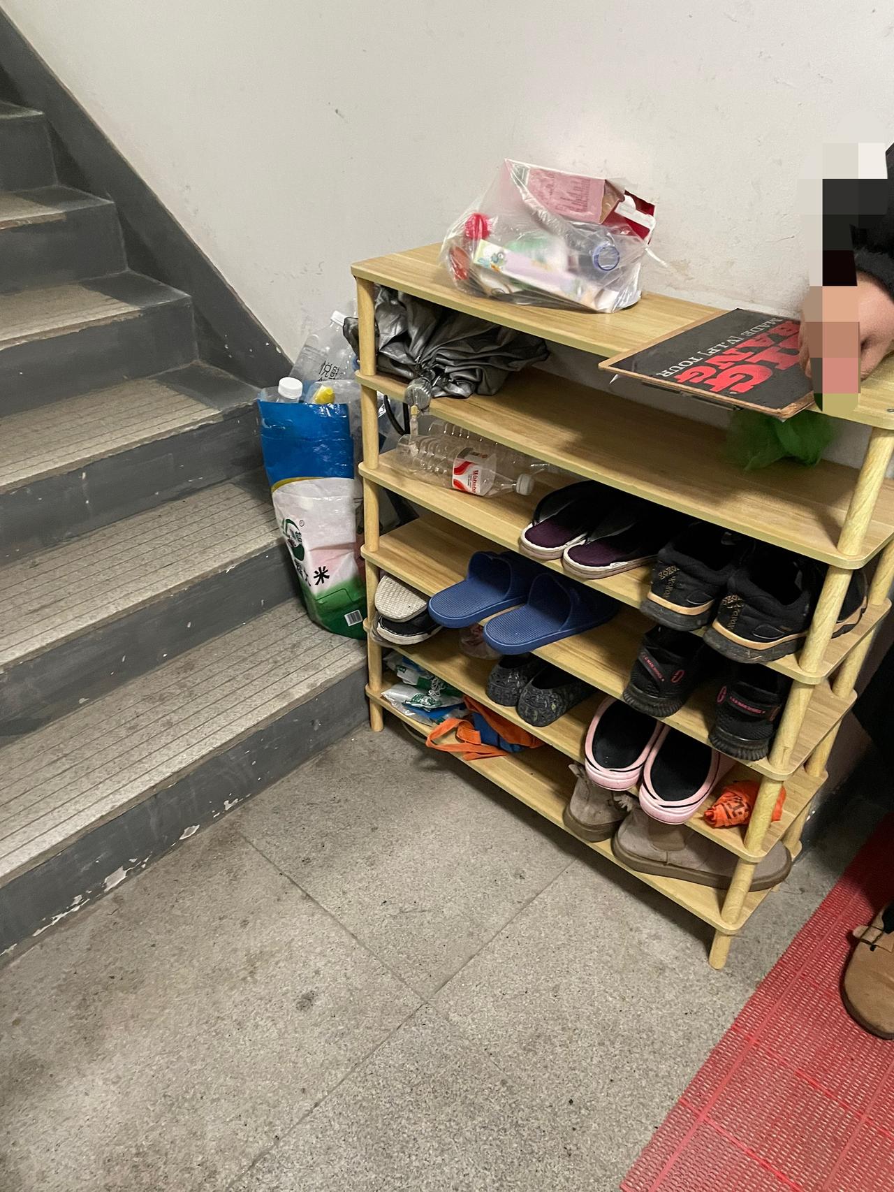 四楼邻居一直把鞋柜放在楼道里，邻居们意见很大。
物业沟通了好几次，鞋柜依旧放在楼