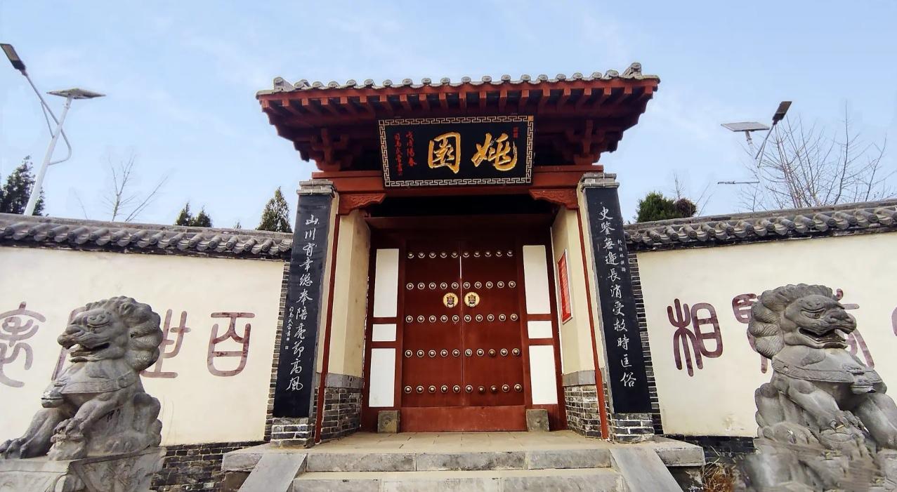 因为不认识右边那个字，没敢进去。
第二个字是“园”的繁体写法吧。
根据两边的对联