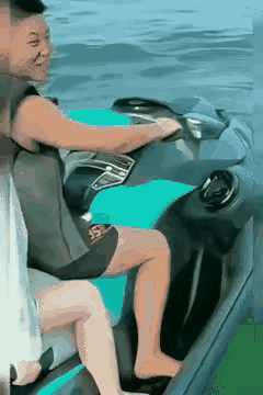 一起分享快乐和喜悦玩摩托艇的快乐，你永远想象不到[祝福]