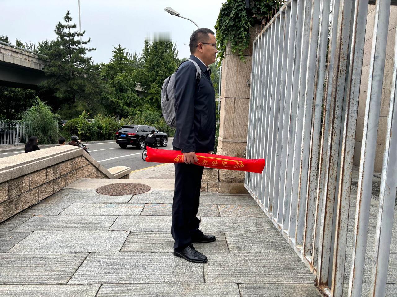 一早过来表达谢意，向尊敬的北京高院的法官们送上锦旗。这个争议标的额近2亿元的建设