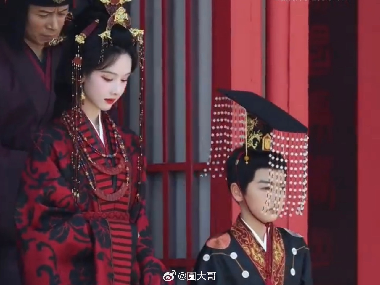 陈都灵翘楚女帝登基造型陈都灵在电视剧《翘楚》的片场新路透来了，红衣女帝造型看起来