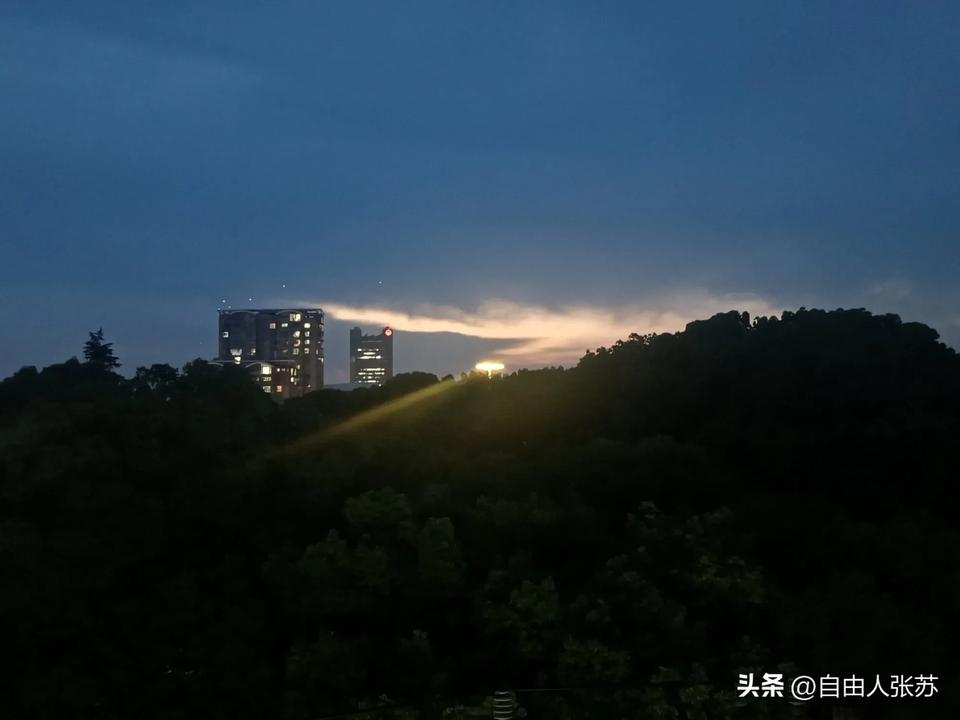 一抹奇亮的云，
暮色夜空，
周遭皆暗沉，
​唯独你在，
是不甘？
是遗憾？
还是