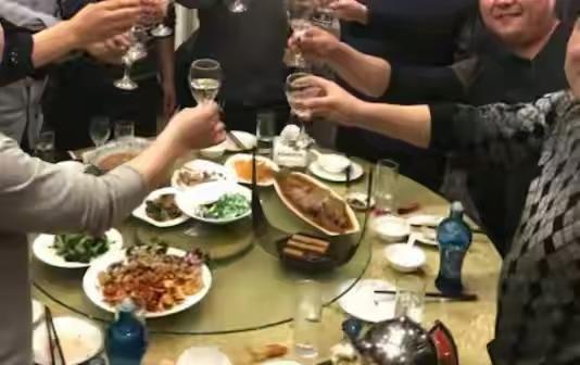 邻居家办升学宴，我去帮忙端了一天盘子，临走主家塞给我一条烟。

邻居老刘家的闺女
