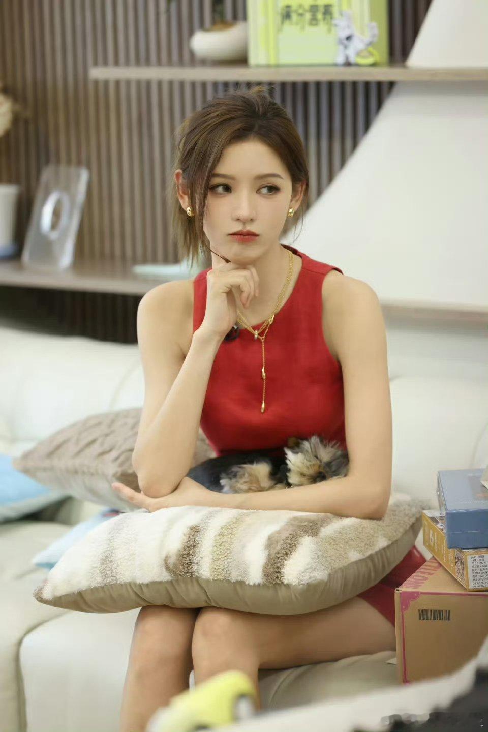 张予曦闺蜜式母女的天花板连睡前抱抱都这么自然，还能聊青春期小秘密，张予曦和妈妈就