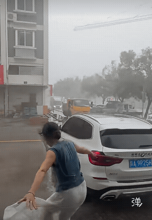 这门咱是非出不可吗？拖鞋都吹走了![祈祷]