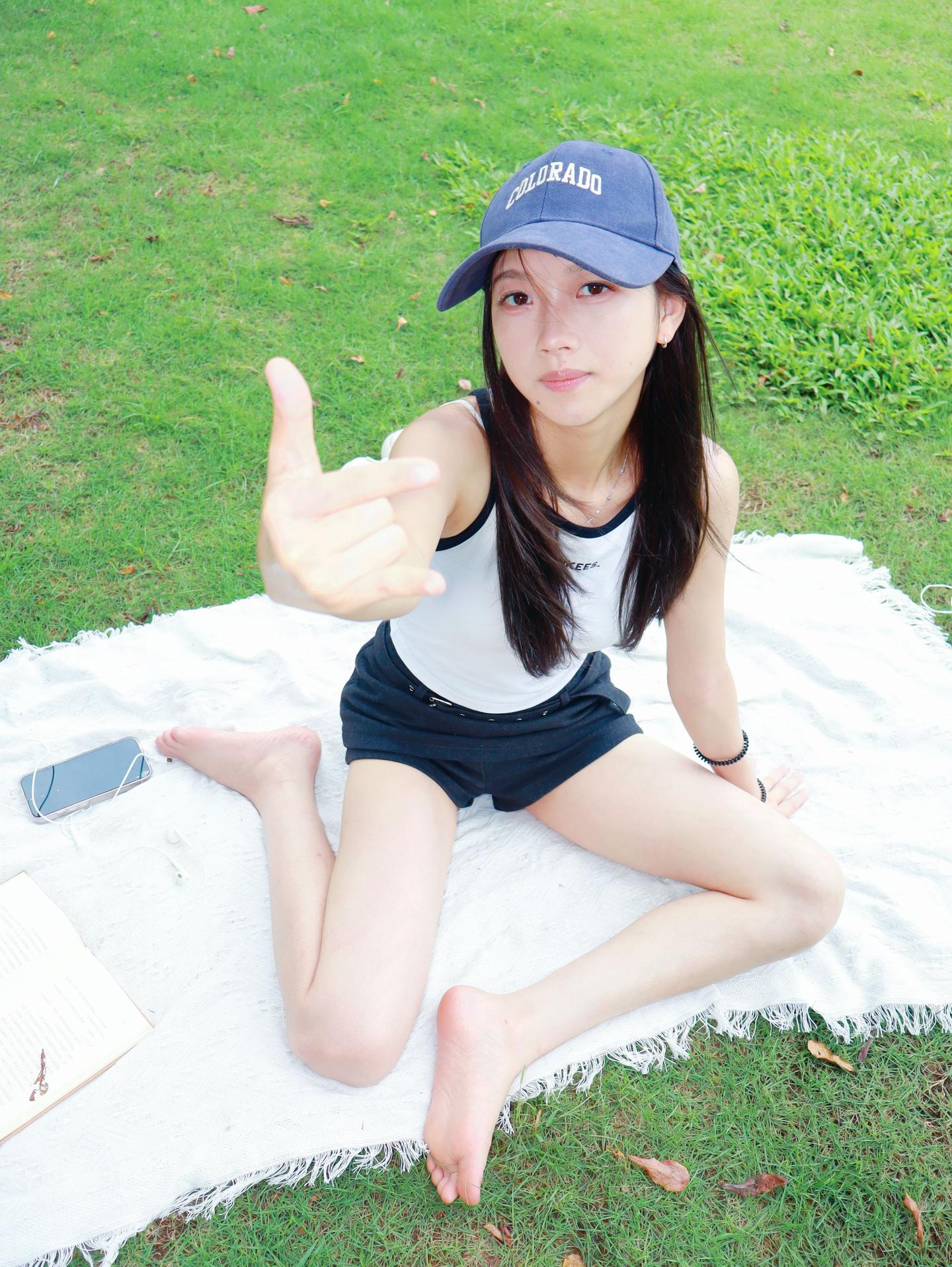 女生拍照姿势 拍照姿势 草坪拍照 外拍