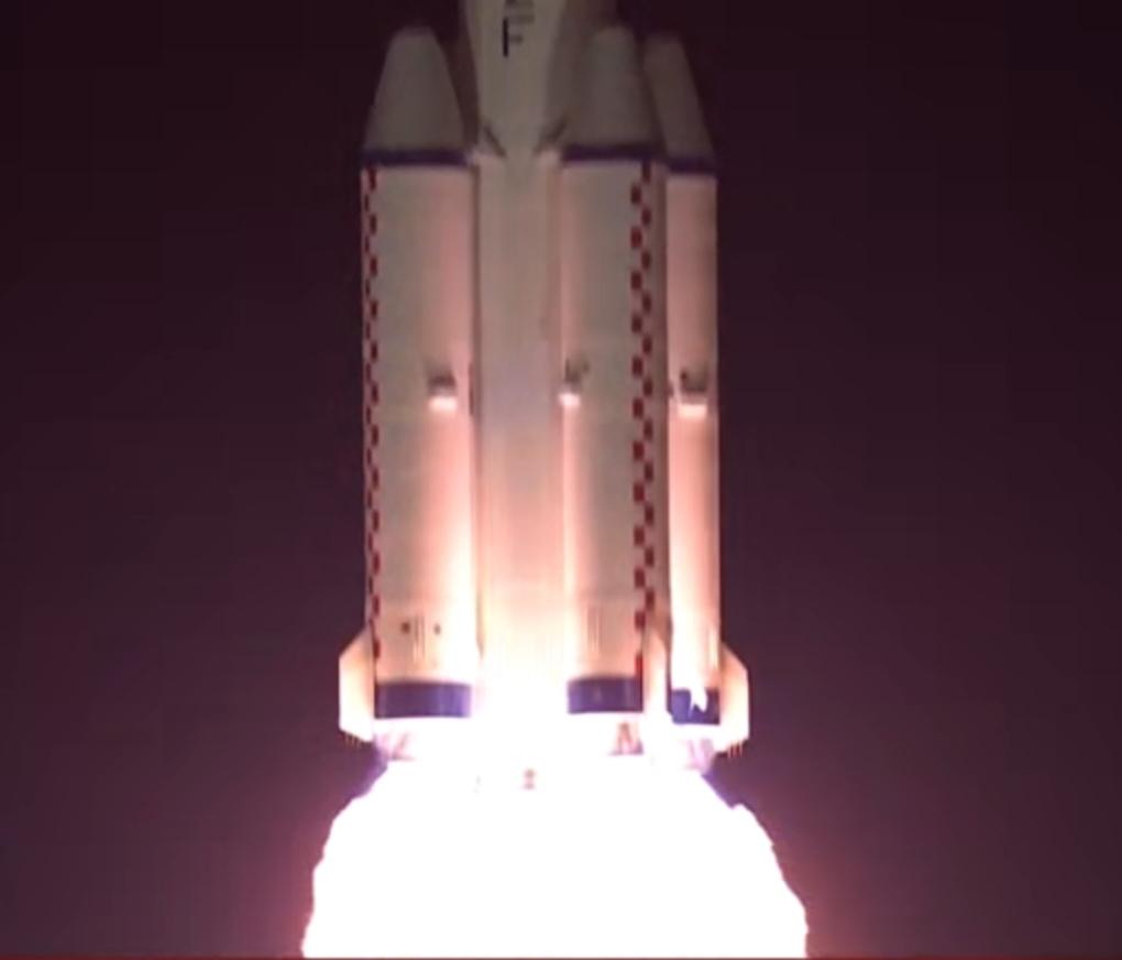 夜幕中，火箭引擎迸发耀眼火光，箭体携着千钧之力冲破天际，这束光，是航天人刻在星河