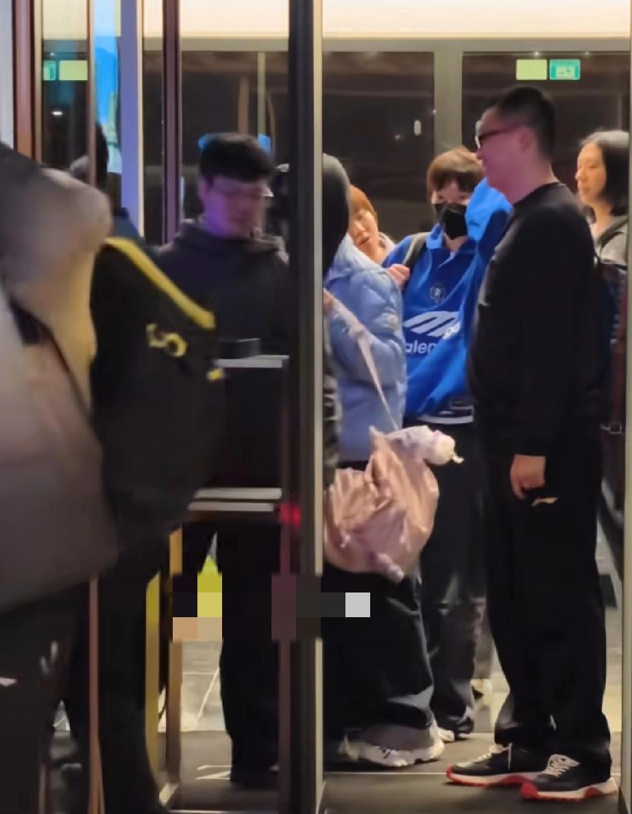 可爱又迷糊的王曼昱！下车时不小心碰到头，还逗笑了孙奇老师～
咱们场上风风火火的王