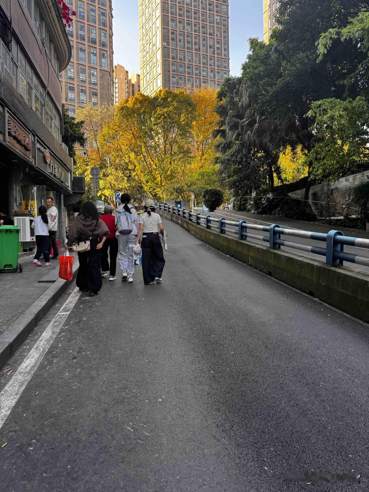 在北京问路一件小事，真的伤心。前段时间在北京出门，跟着导航绕了好久，明明就在附近
