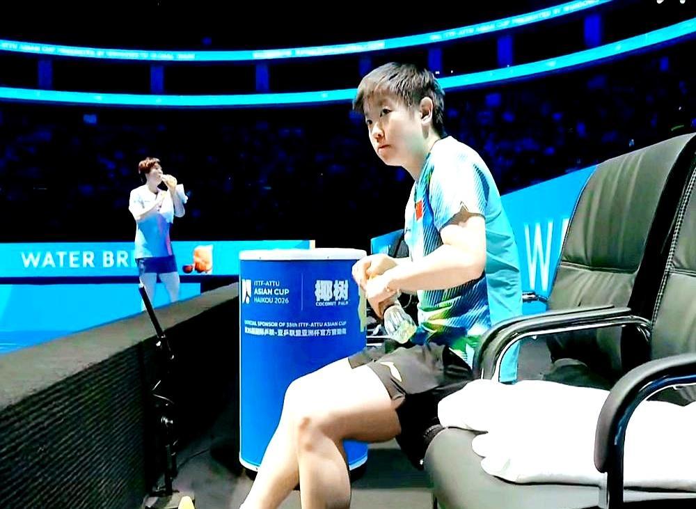 解说一句话点透：孙颖莎最可怕的不是球技，而是用毛巾盖住球拍的那几秒。
 
当时孙