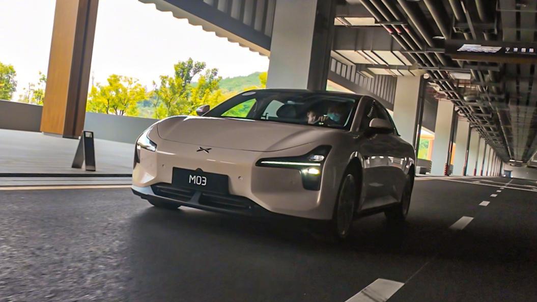 来试小鹏的MONA M03了这个星瀚米的配色还挺优雅在阳光下有点小粉的感觉[污]