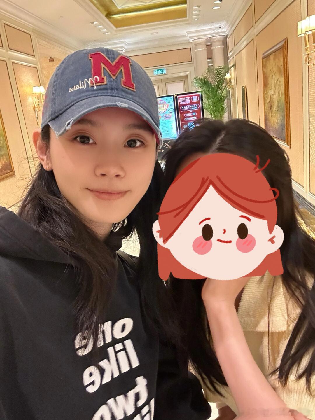 偶遇奚梦瑶何猷君一家逛街，一个保姆牵儿子一个抱女儿，带娃方式好惬意 ​​​