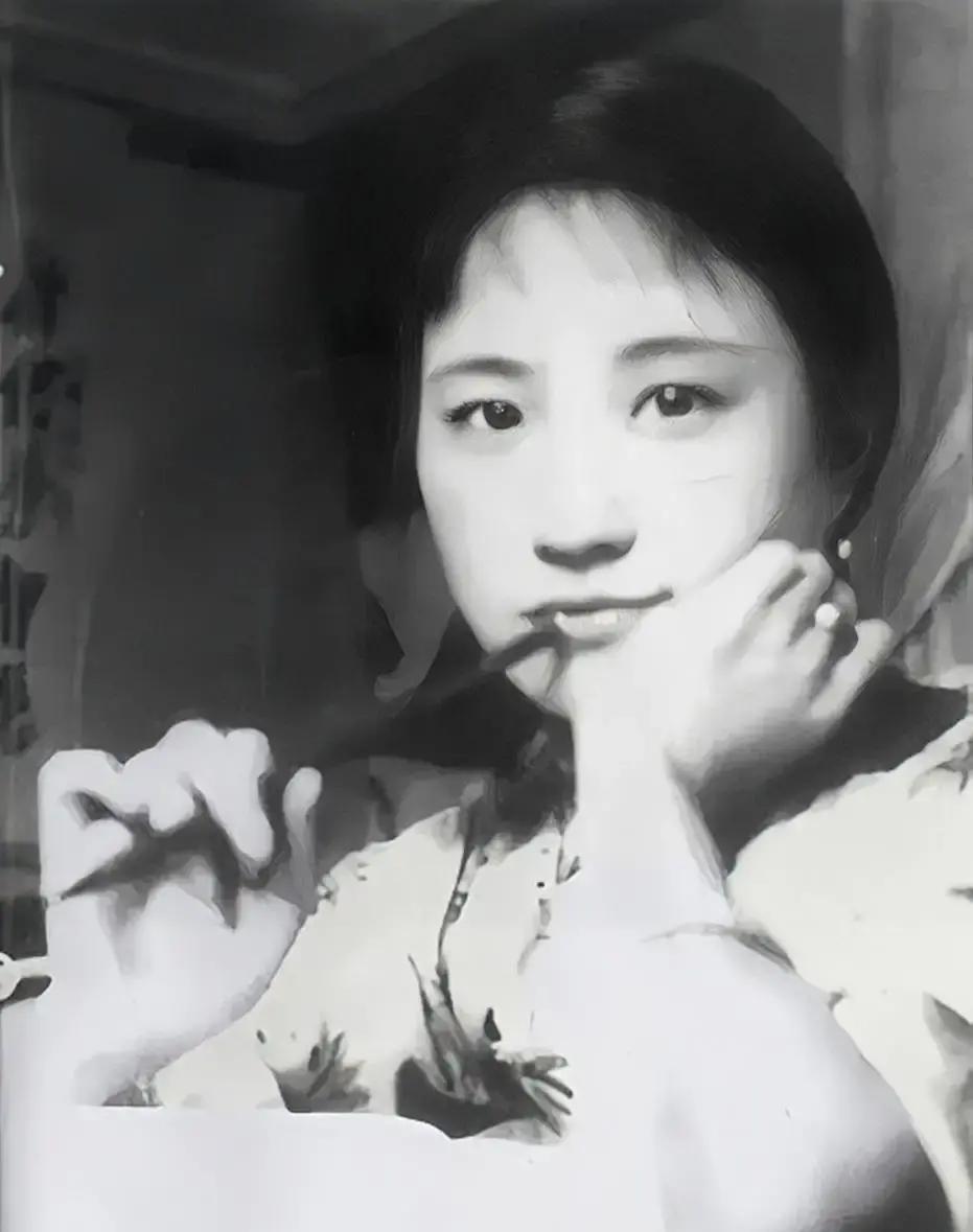 1956年，陈毅为53岁穷困潦倒陆小曼安排工作称：她是我的半个师母。

主要信源