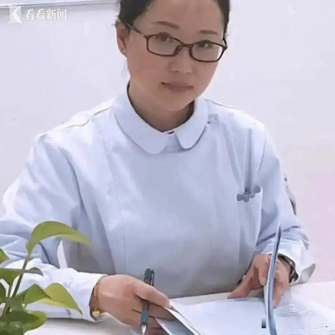 烈日夺命！七月上海热浪灼人，火车站南广场突发惊险一幕。中年男人跪地抱着昏迷不醒的