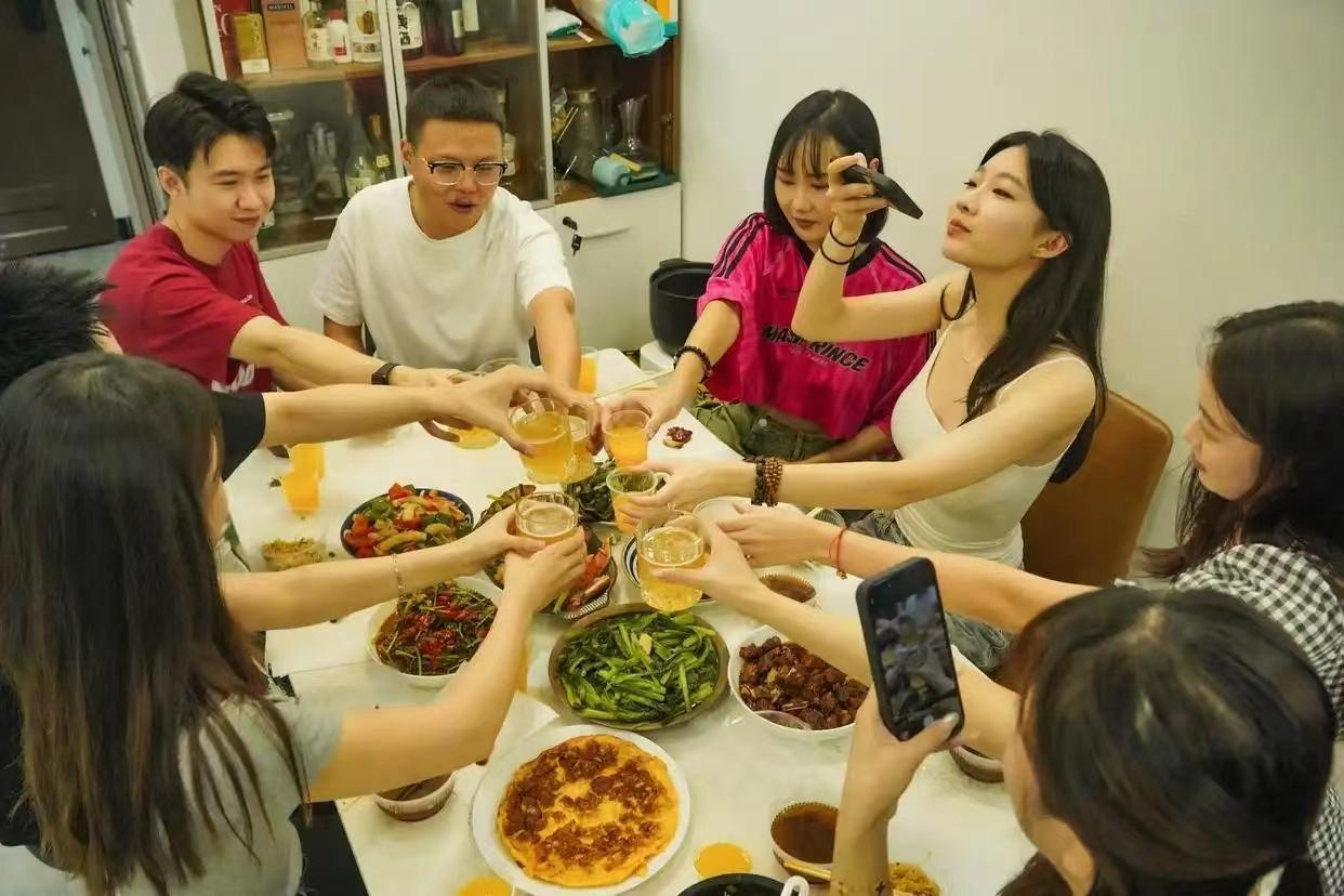 杭州小伙请100个陌生人到家吃饭，你愿意参加吗？

杭州一位1998年出生的袁姓