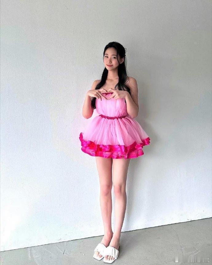 小s二女儿的脚真大，像两艘船。 