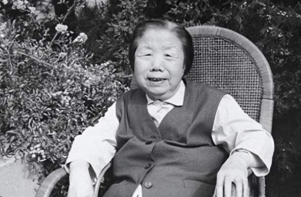 1992年7月11日，邓颖超去世后，她的秘书赵炜向中央提出了四个要求。然而，中央