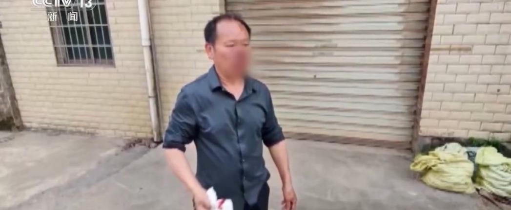 湖南郴州，一外地男子突然闯入村子，死死掐住一名过路女子的脖颈。一 69 岁大爷闻