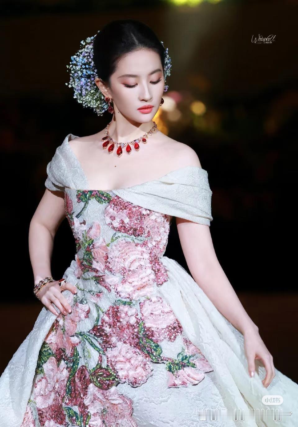 20多年前的发型竟然和刘亦菲的满天星是同款，果然时尚是有轮回的 ​​​