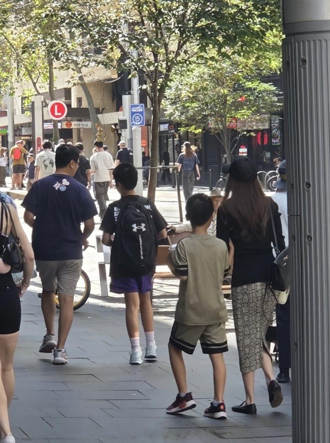 悉尼偶遇侯佩岑一家四口悉尼偶遇侯佩岑一家   悉尼偶遇侯佩岑一家四口，画面好温馨