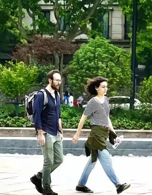 成都宽窄巷子，一对外国男女吃完饭后擦了擦嘴便离开。店主追到门口将两人拦住，要求支