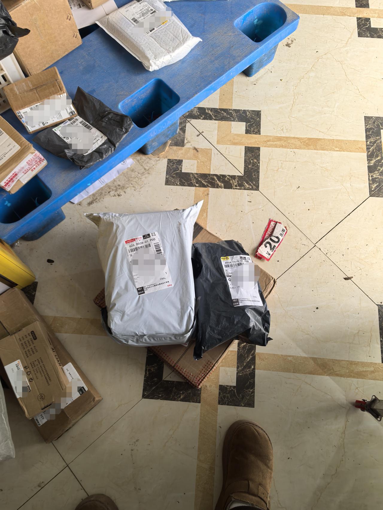 我们这里的快递终于通村了，取快递方便了许多😊点赞👍🏻