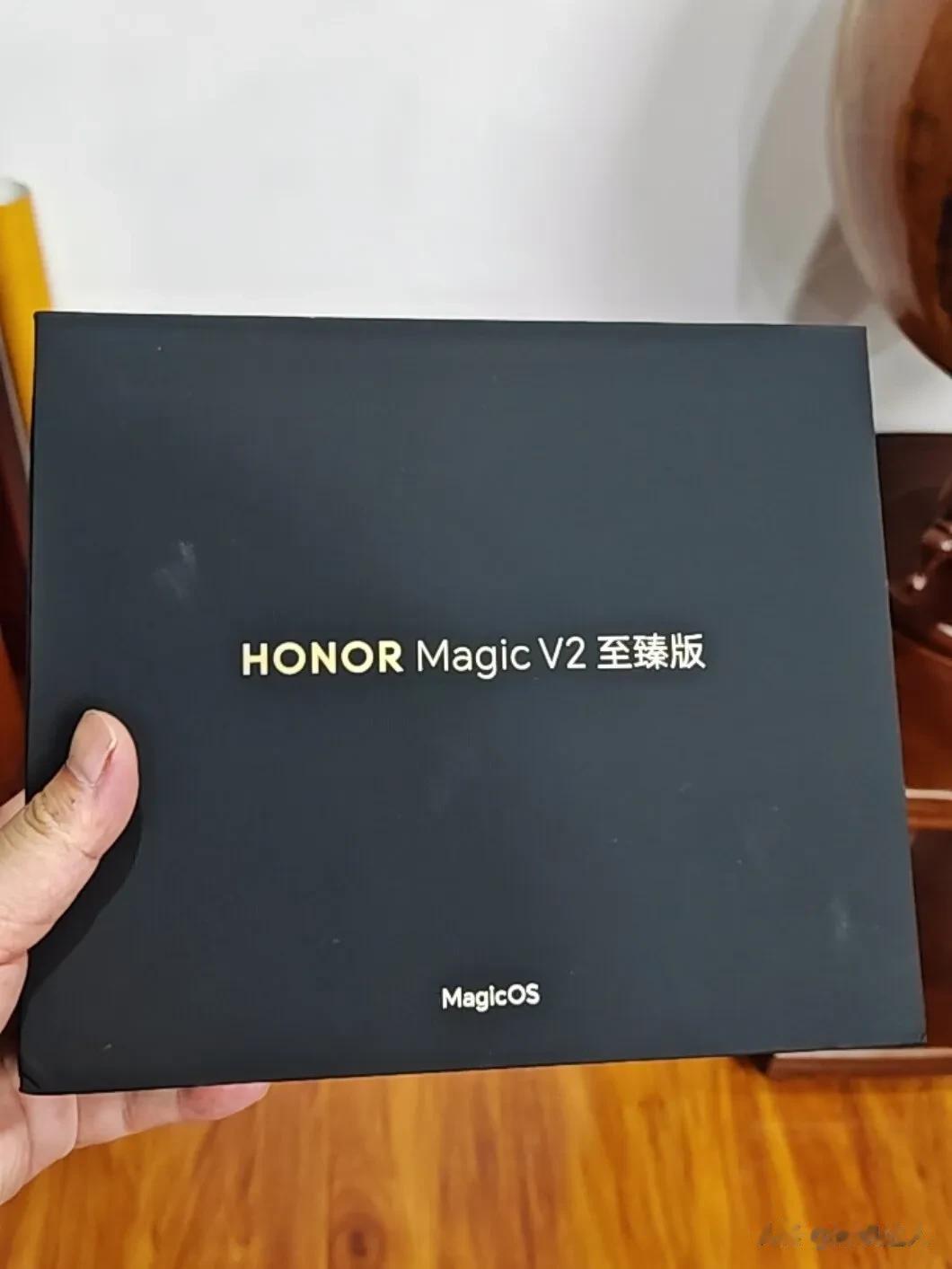 荣耀Magic V2薄至9.9mm、轻至231g，BOE 3840Hz高调光护眼