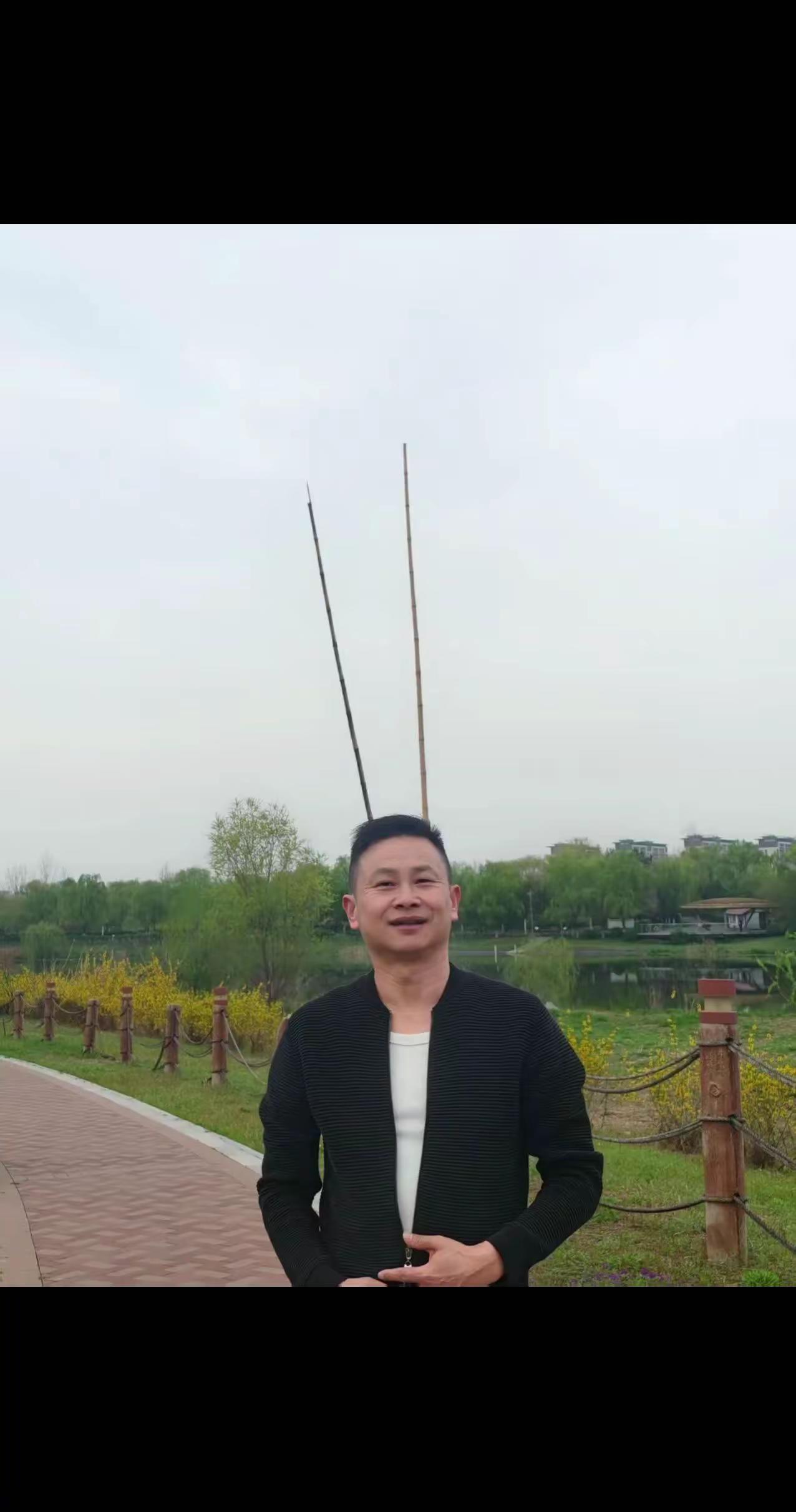 健身徒步旅行70后大叔活力四射
