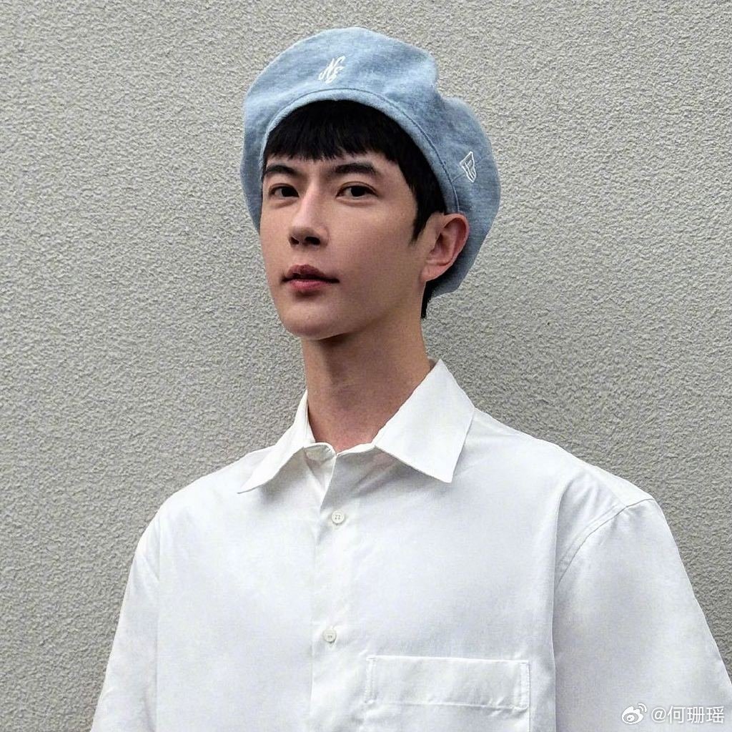 于朦胧于朦胧昨晚9点半还在线于朦胧快出来辟谣  9月11日，网传演员在北京坠楼身
