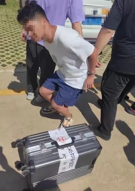 昆明市公安局禁毒支队近日破获一个贩毒团伙，现场缴获毒品可疑物27块，净重15公斤