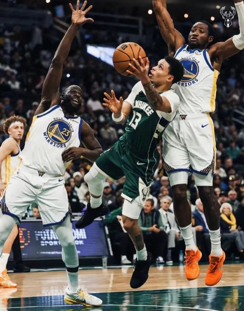 雄鹿罗林斯迎爆发之夜没有字母哥坐镇，雄鹿却在主场迎来罗林斯的爆发之夜!10月31