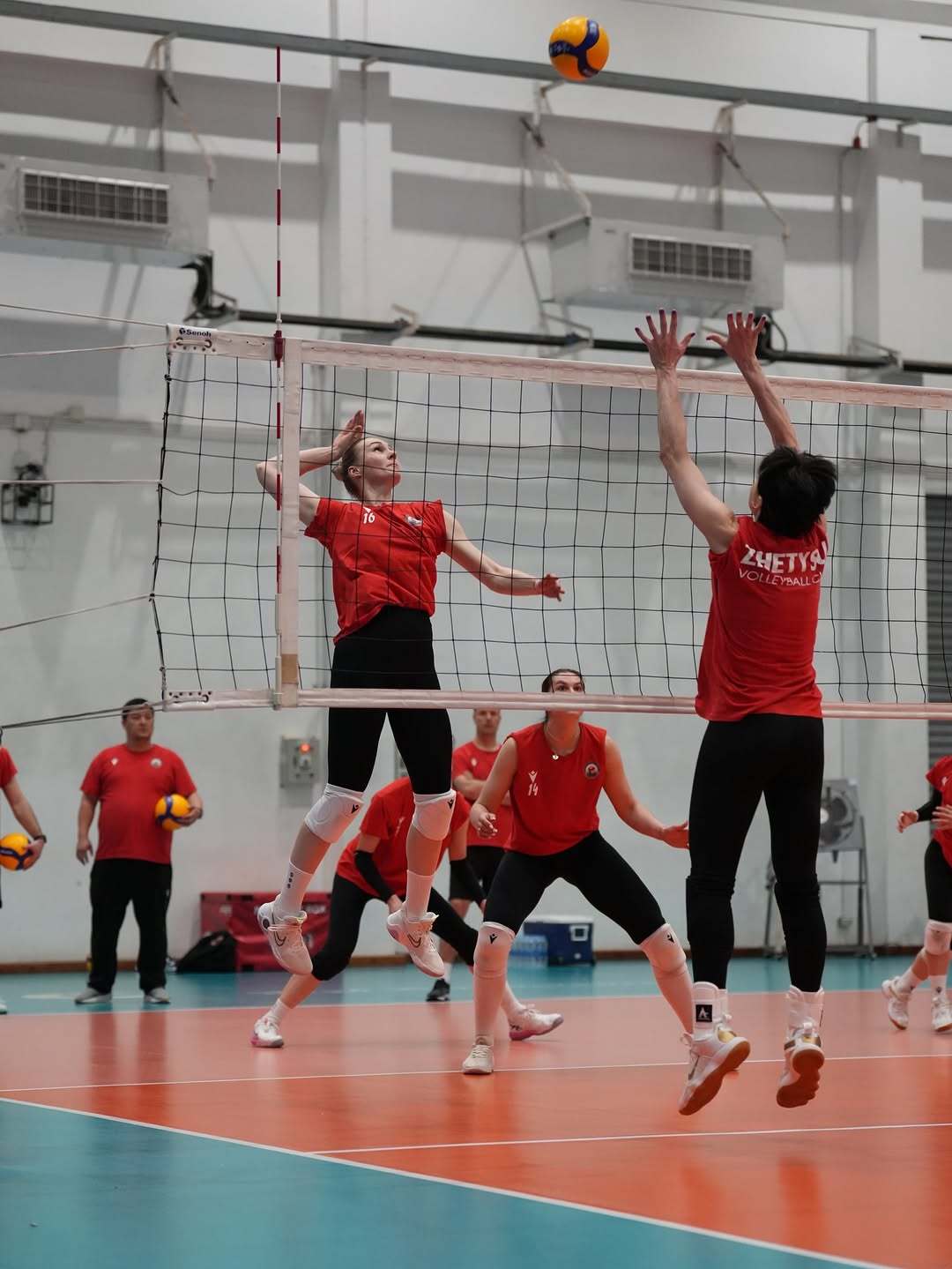 哲特苏女排昨天抵达泰国🇹🇭，今天已经开始了备战！缪伊雯在队伍中！ 