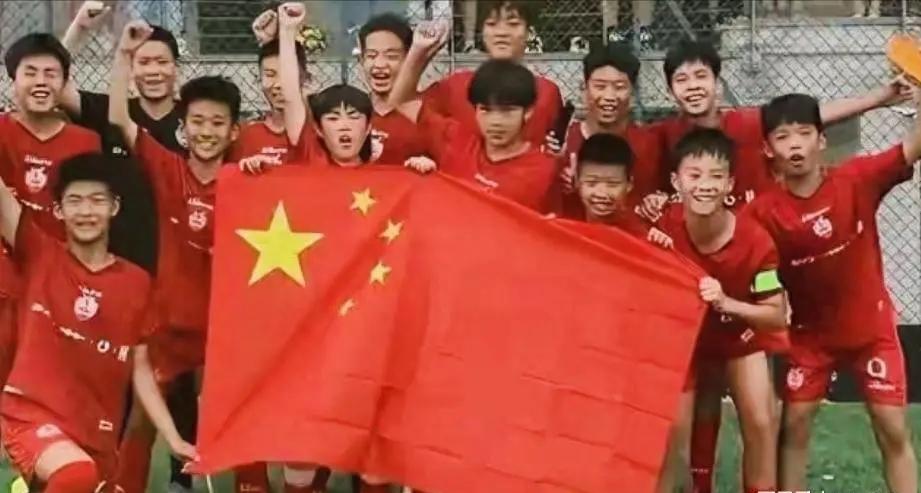中国少年足球小将1:0击败巴西桑托斯豪门少年队
 
好消息：中国少年足球小将今天
