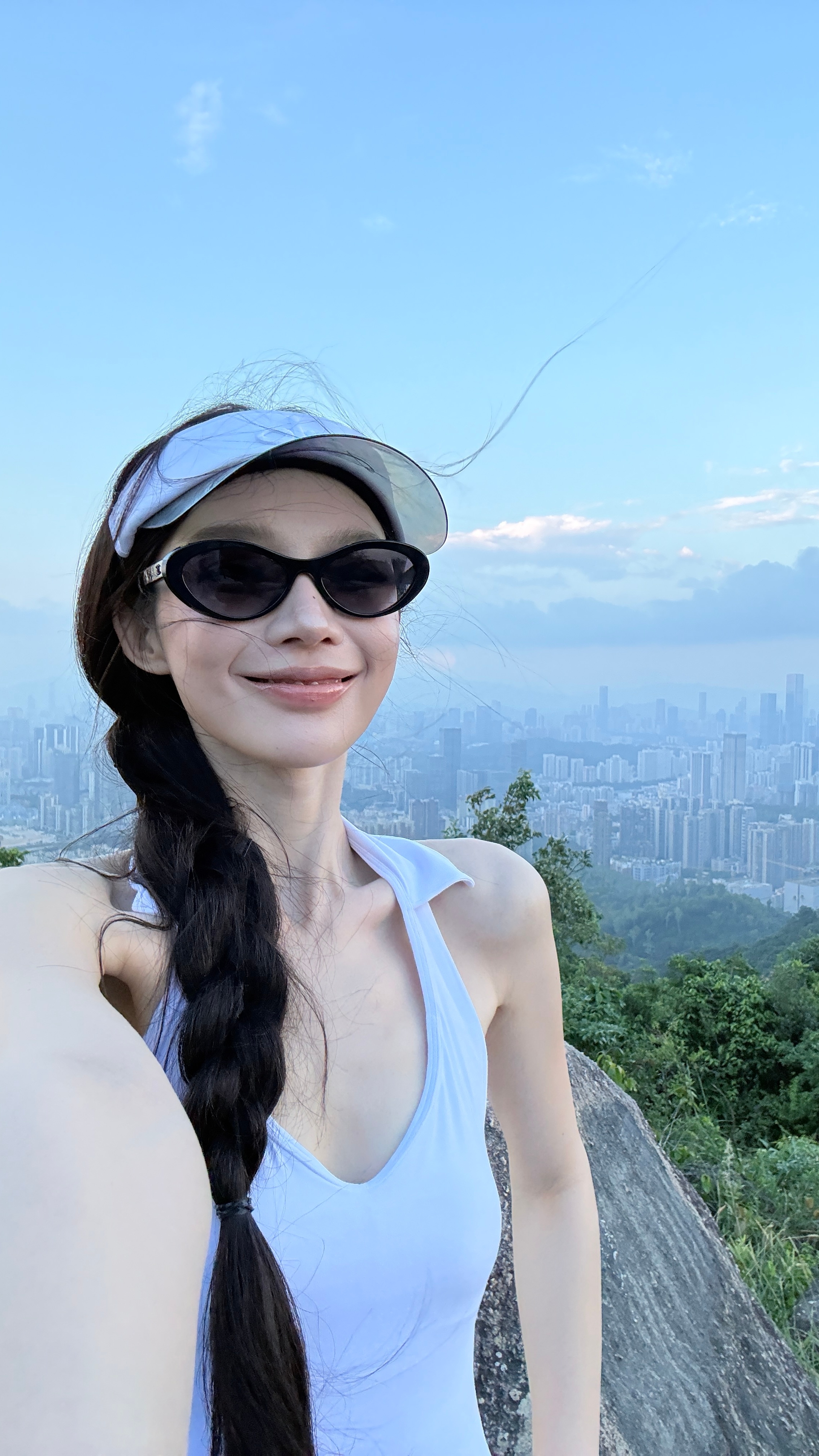 今天这个山快把王姐爬晕过去了…来回3个小时…但是爬上山顶 吹到风看到风景的时候又