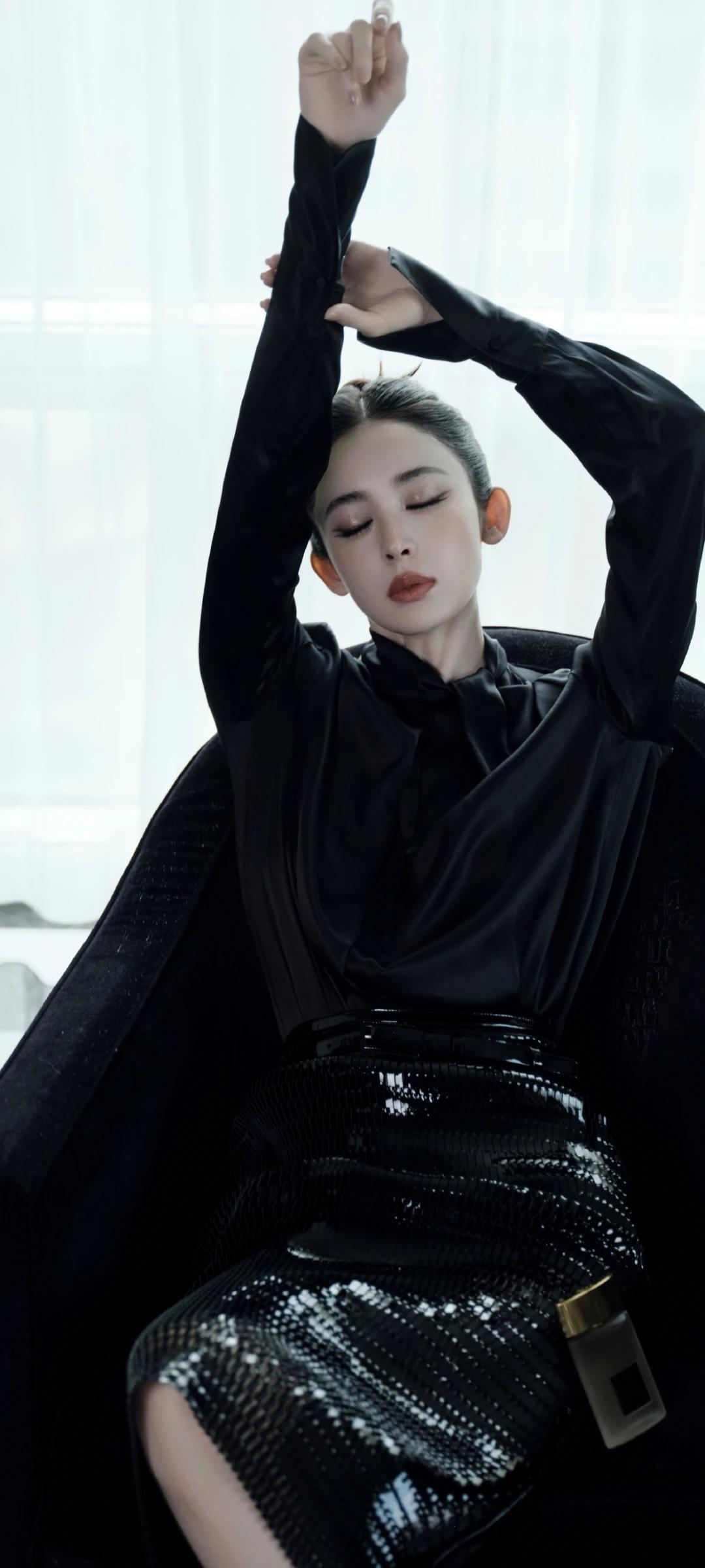 古丽娜扎写真～
御姐风范十足，黑衬衫配亮片裙，浑身都散发着魅力。