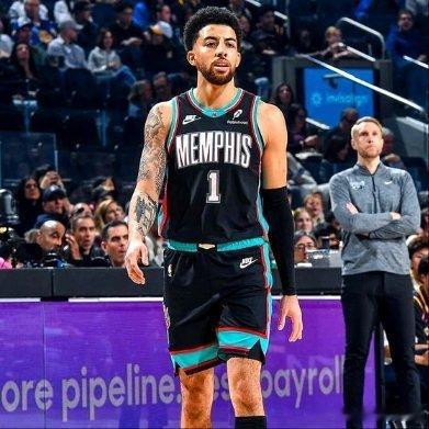 《两人遭到驱逐！冲上去就刚！NBA爆发剧烈冲突》两名球员因为一次争抢篮板，在NB