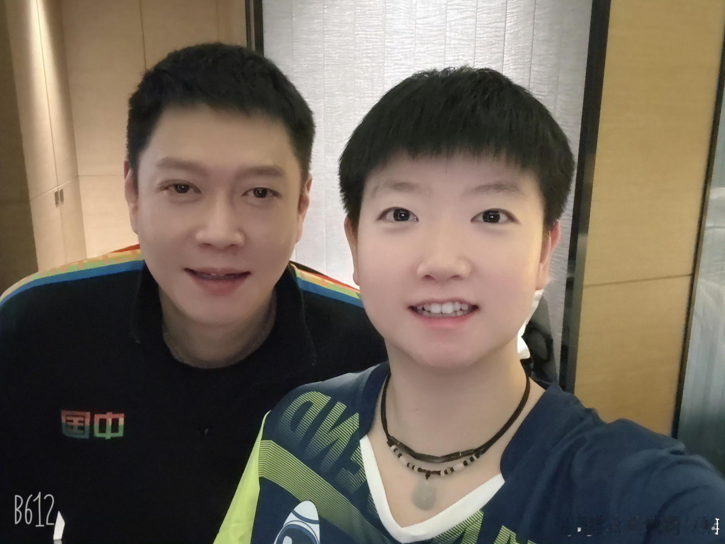 孙颖莎邱贻可合影，B612下的co爹白了，小莎是真童颜啊[笑哈哈][笑哈哈] 