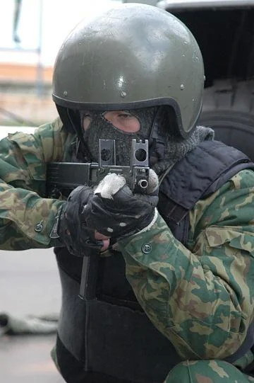 每天认识一件兵器 上世纪末，俄罗斯内务部（MVD）士兵手持PP-90 9x18m