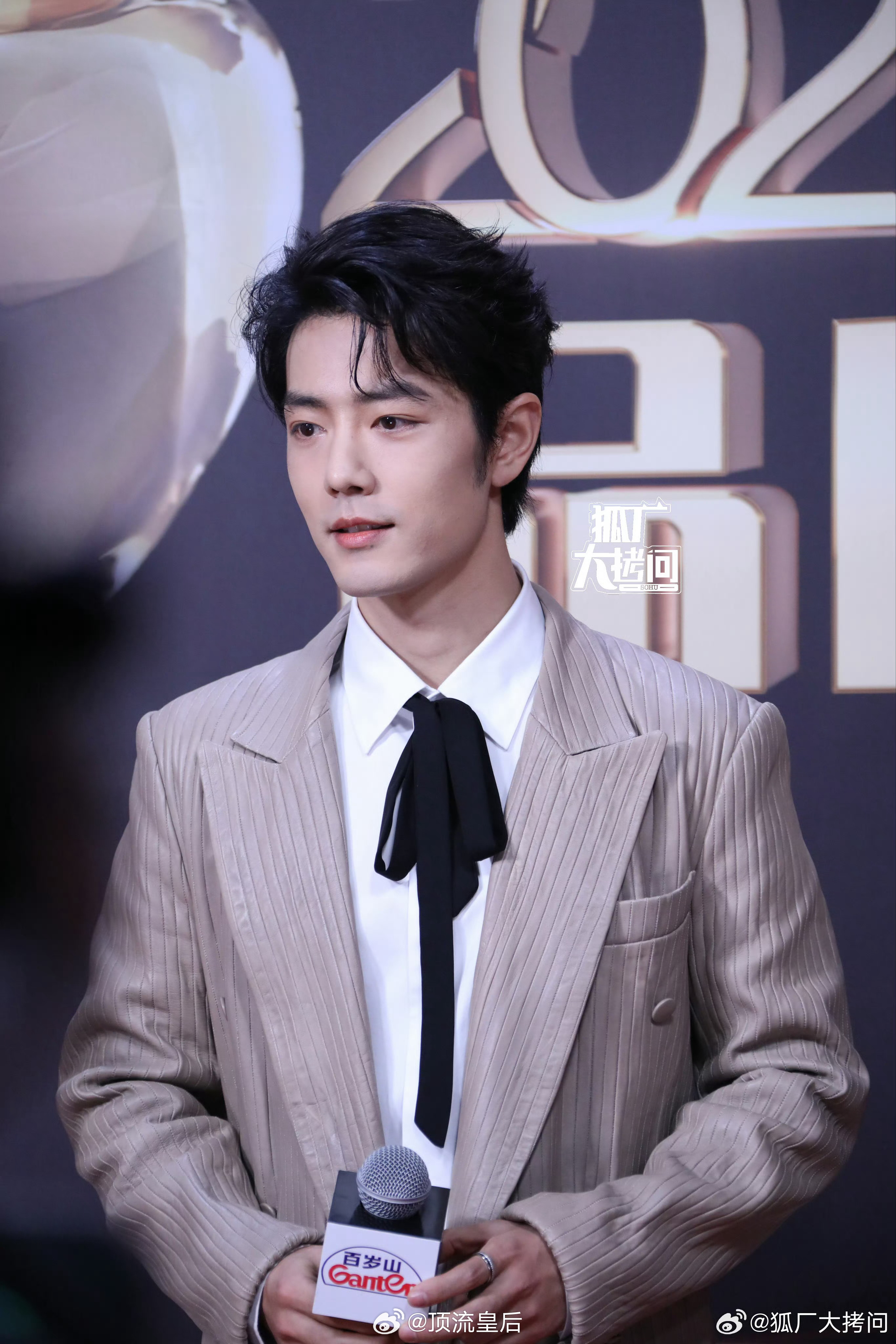 脸好长，不太适合露额头，下次稍微遮一点儿吧。 