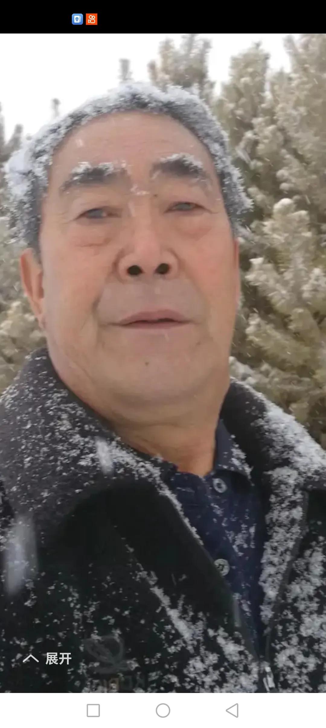 一早突然雪连天，
天散鲜花落地上。
徒步游转去地里，
一片洁白醉心田。
雪落沐衣