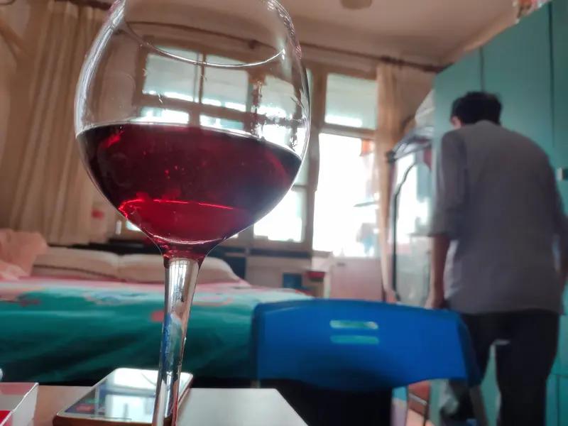 上联：上班喝茶看报；
下联：回家品酒睡觉。
一天天好吃懒做，啥也不干。
就是个坏