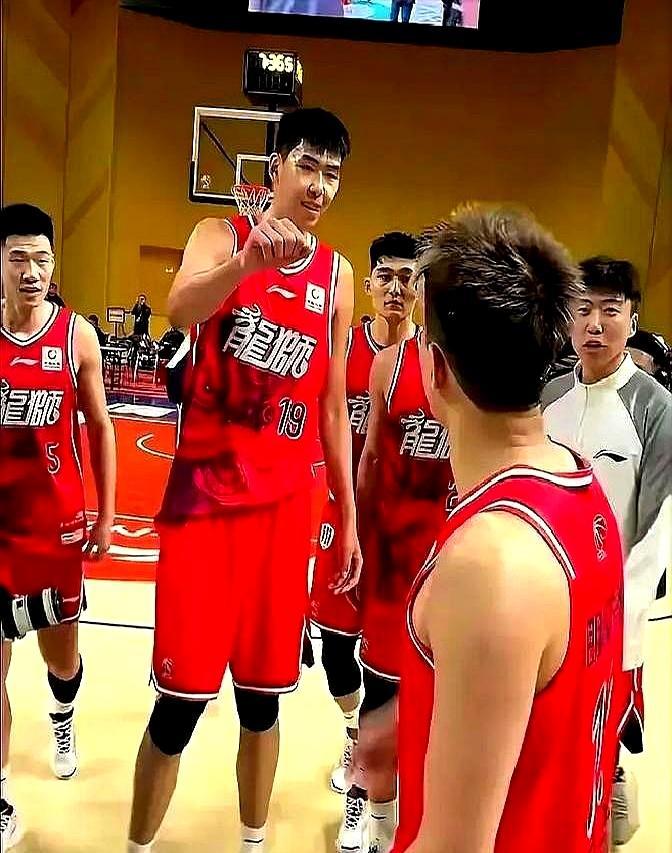 比赛最后十秒，徐昕一个传球直接送到对手怀里，南京队两罚追平，全场炸锅。
 
郭艾