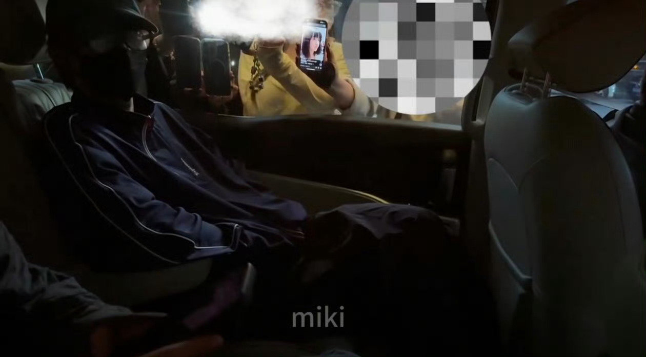 啊啊啊啊 你们看这个了吗 周翊然线下被ss贴脸开大了 对着车窗放陈都灵照片，不知