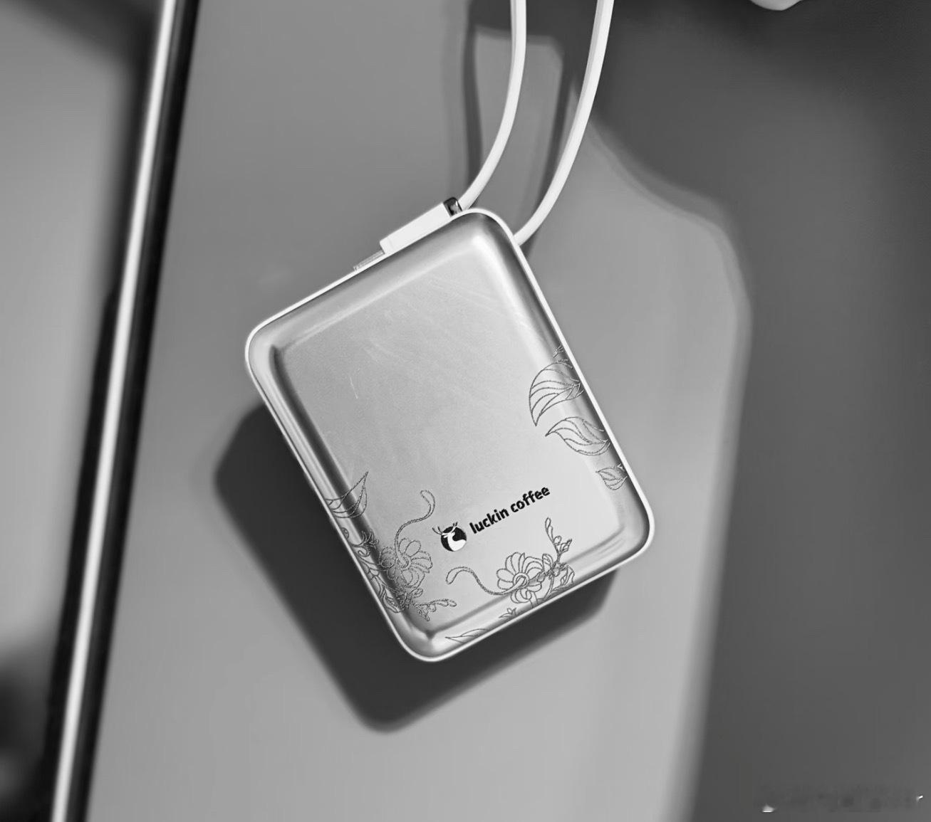 瑞幸充电宝大家喜欢不？评论到500我就买一个，给大家抽～静静宠粉来啦 北京