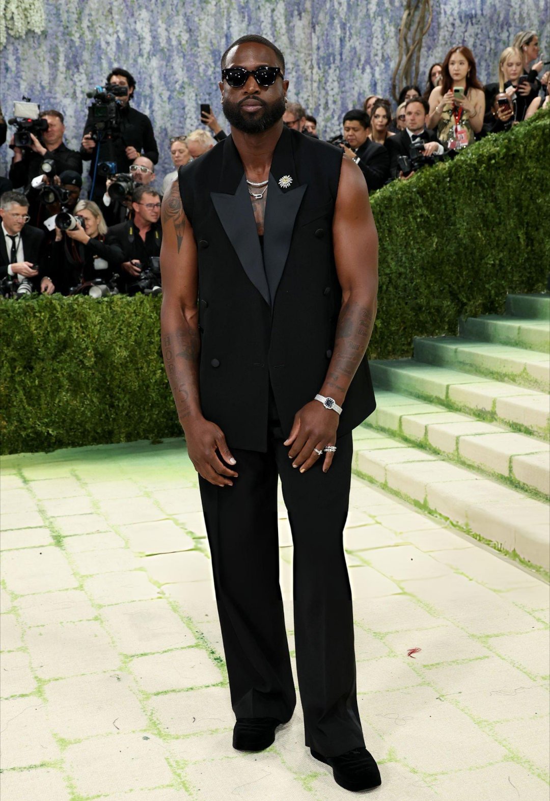 NBA传奇球星德怀恩·韦德携妻子尤尼恩亮相2026 Met Gala。此次造型鞋